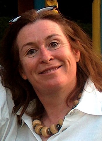 image contient régine le coz oenologue souriante